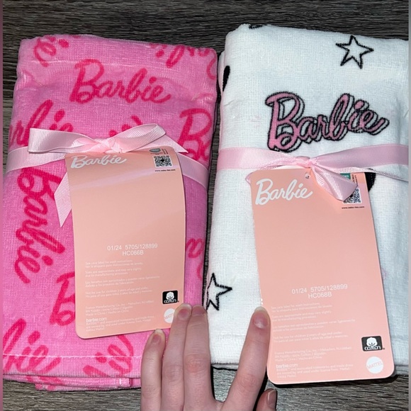 NWT Barbie Hand Towels Sets - Pink 2 pc Set + White 2 pc Set - Picture 2 of 3